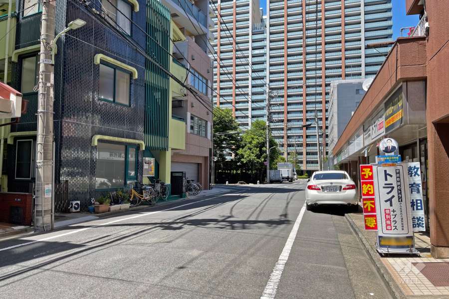 敷地西側の前面道路（南側から）