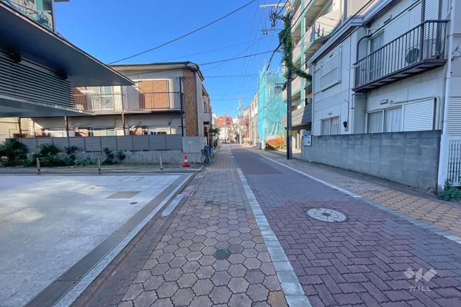 敷地北側の前面道路（東側から）