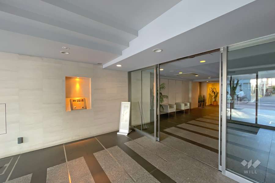 エントランスはオートロック付きです。