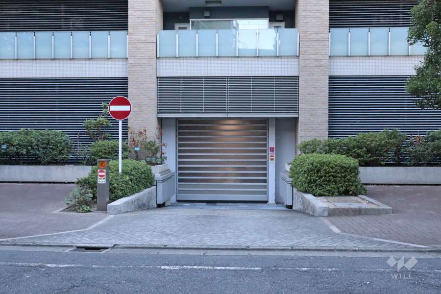 駐車場の出口（シャッター付き）