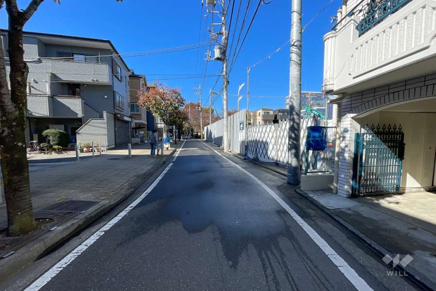敷地南側の前面道路（東側から）