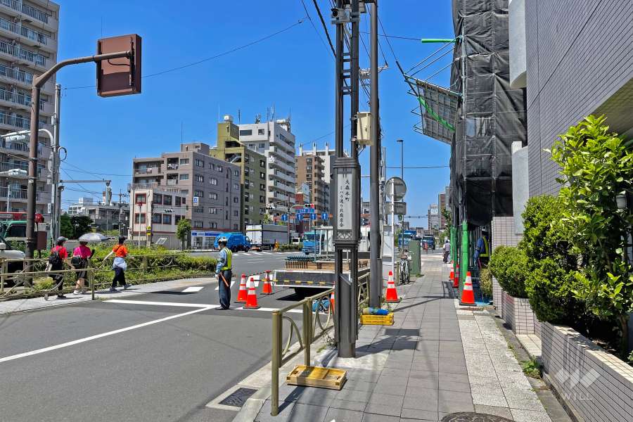 敷地の西側前面道路は美原通りです（南西側から）。