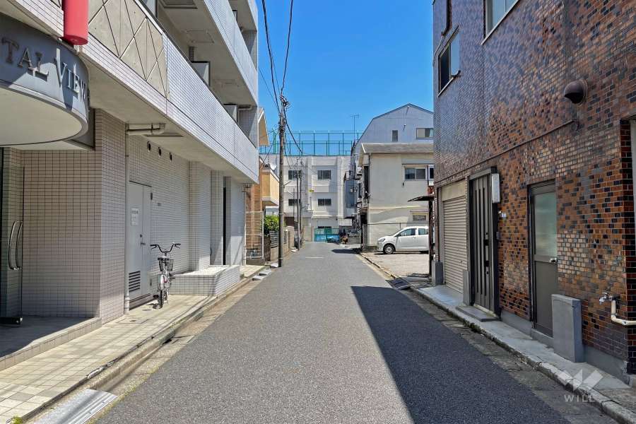 敷地の南側前面道路（南西から）