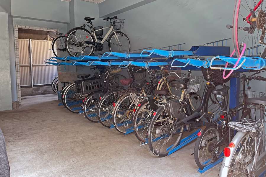 屋内に設けられた駐輪場