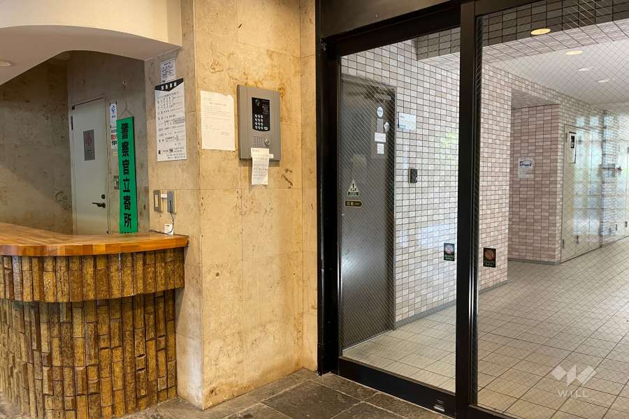 エントランスはオートロック付きです。