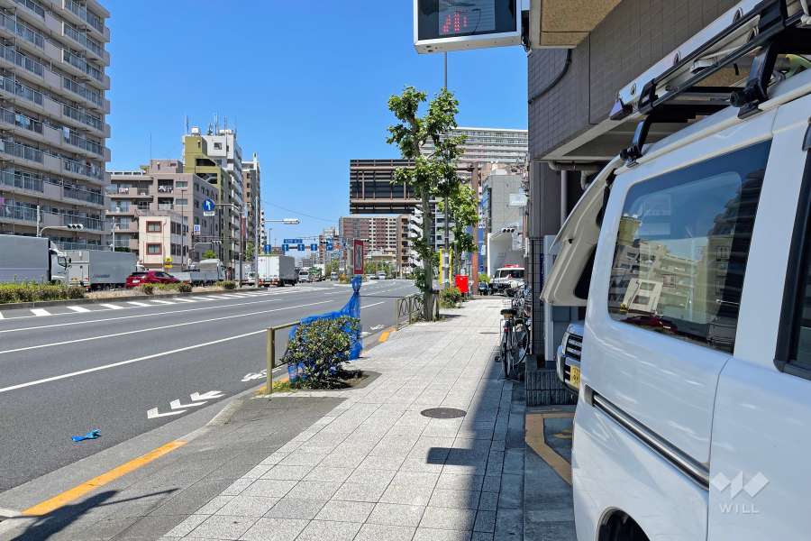 敷地西側の前面道路（南側から）