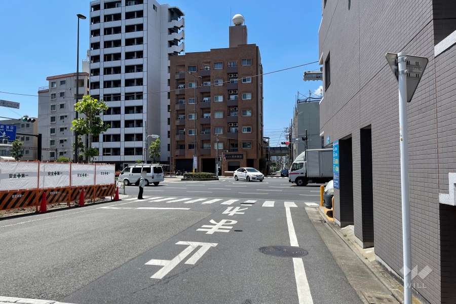 敷地南側の前面道路（東側から）
