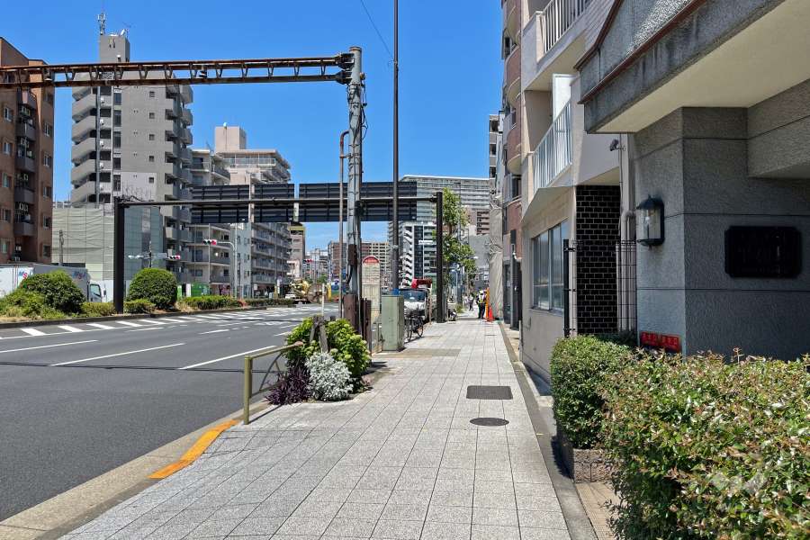 敷地西側は国道15号（第一京浜）に面しています。