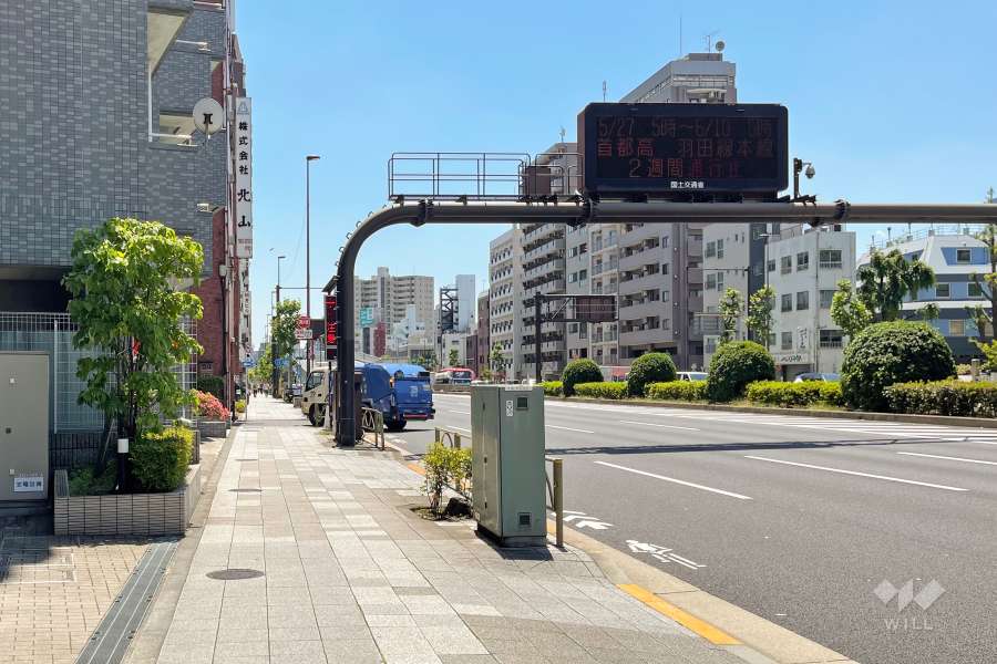 敷地西側の前面道路