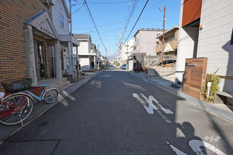 敷地北東側の前面道路（東側から）