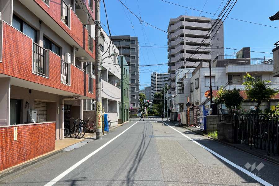 敷地西側の前面道路