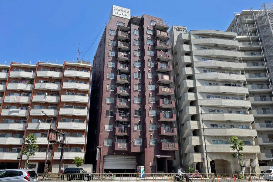 ライオンズマンション大森本町の外観（西側から）