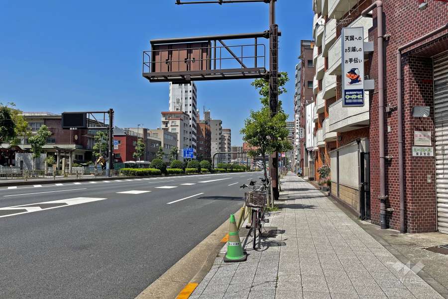 敷地西側の前面道路（南側から）