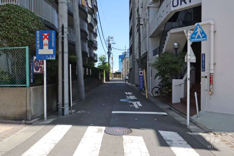 敷地南側の前面道路（西側から）