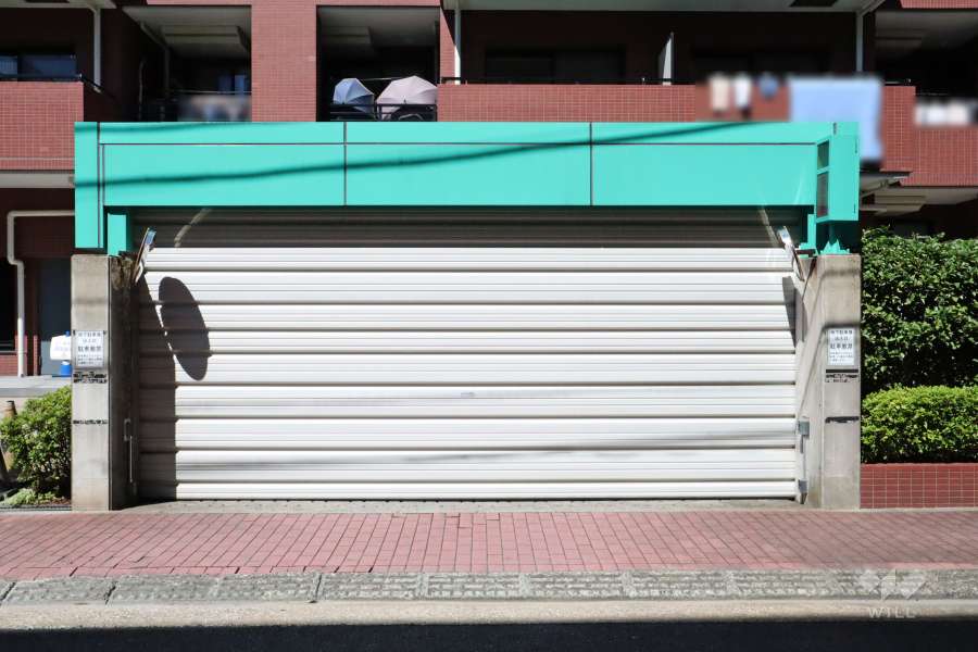 駐車場の出入り口（シャッター付き）