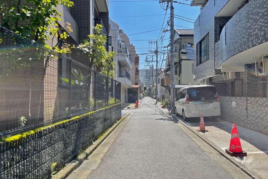 敷地北側の前面道路（東側から）