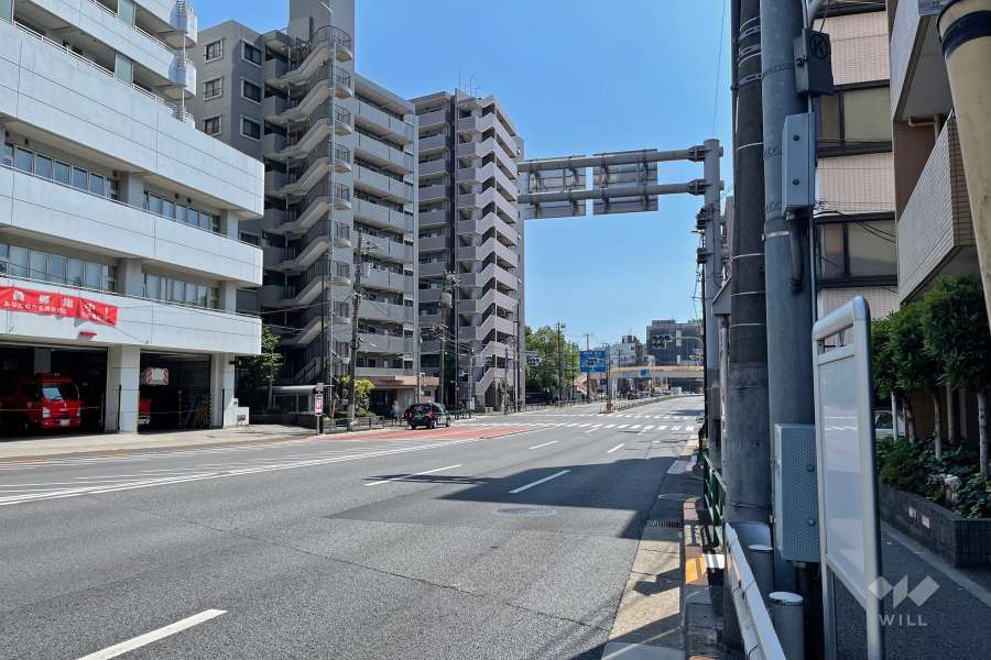 敷地南東側の前面道路（北東側から）