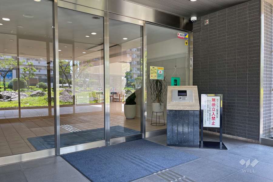 エントランスはオートロック付きです。