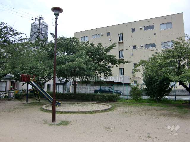 南西側に公園があります。