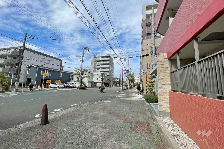 敷地西側の前面道路