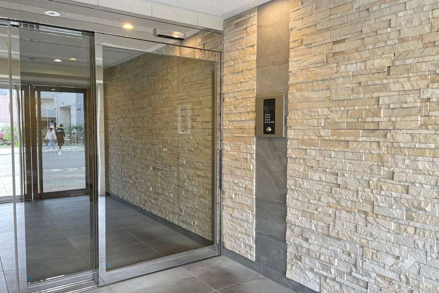 エントランスはオートロック付きです。