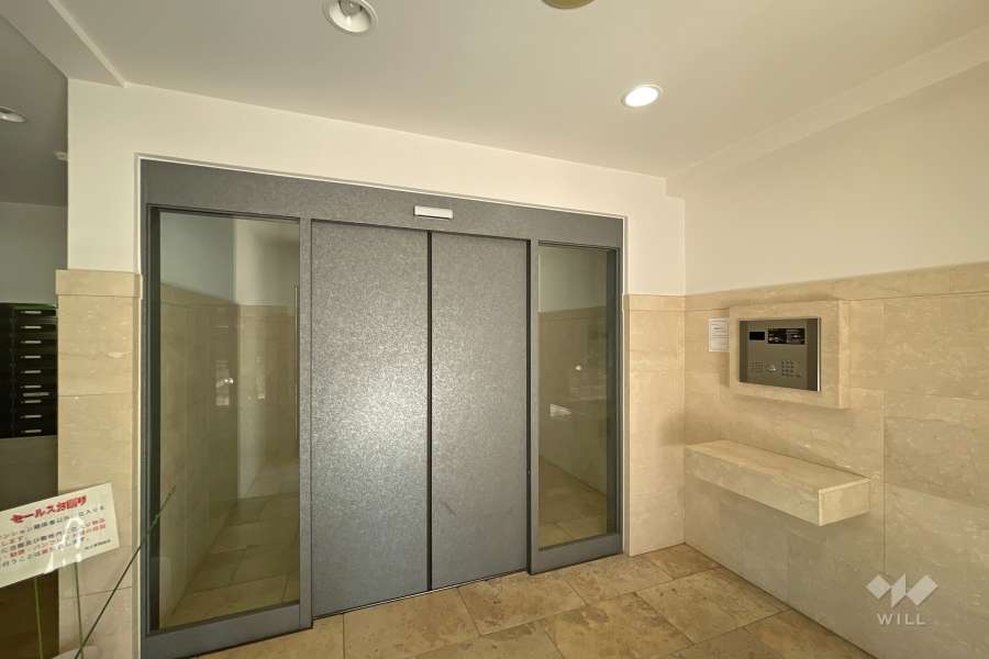 エントランスはオートロック付きです。