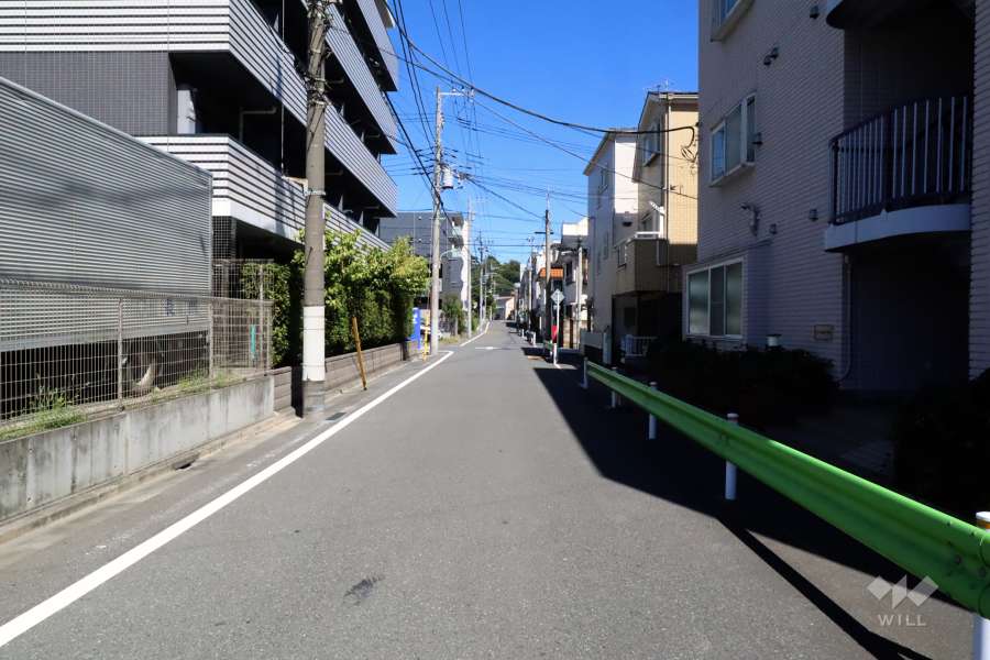 敷地南側の前面道路(西側から)