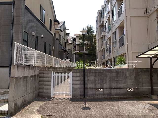 敷地東側には一戸建てが並んでいます。