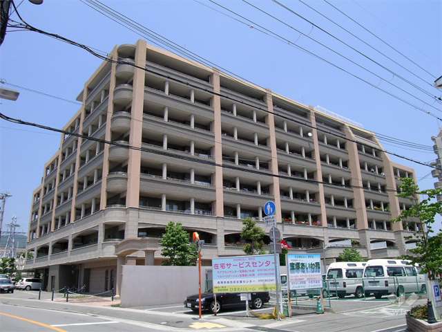 エステムコート宝塚アリストクラットの外観（南西側から）