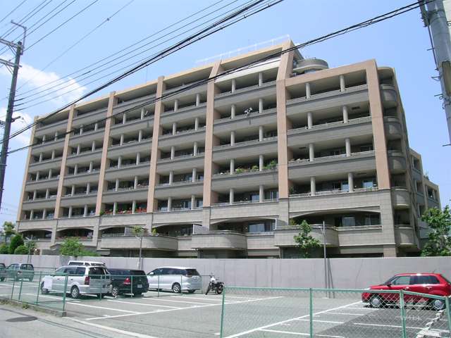 エステムコート宝塚アリストクラットの外観（南東側から）