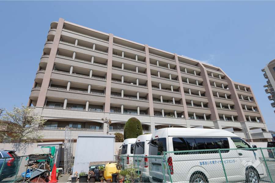 エステムコート宝塚アリストクラットの外観（南西側から）