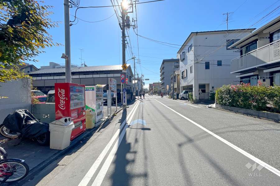 敷地西側の前面道路