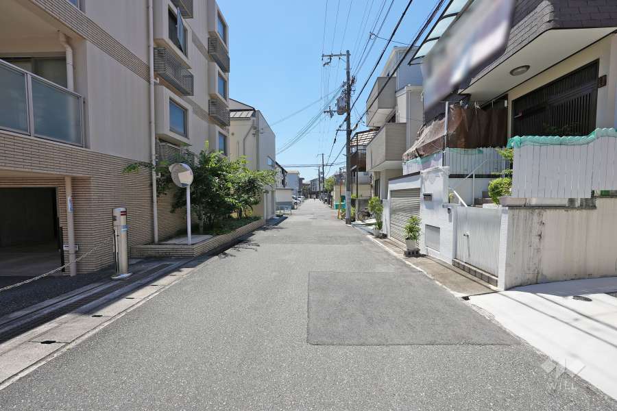 敷地北西側の前面道路（北東から）