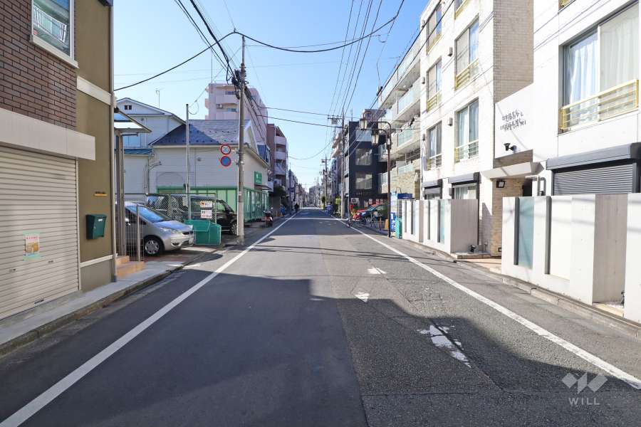 敷地の南側前面道路（東側から）