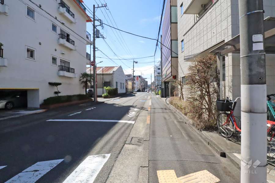 敷地北側の前面道路(東側から)