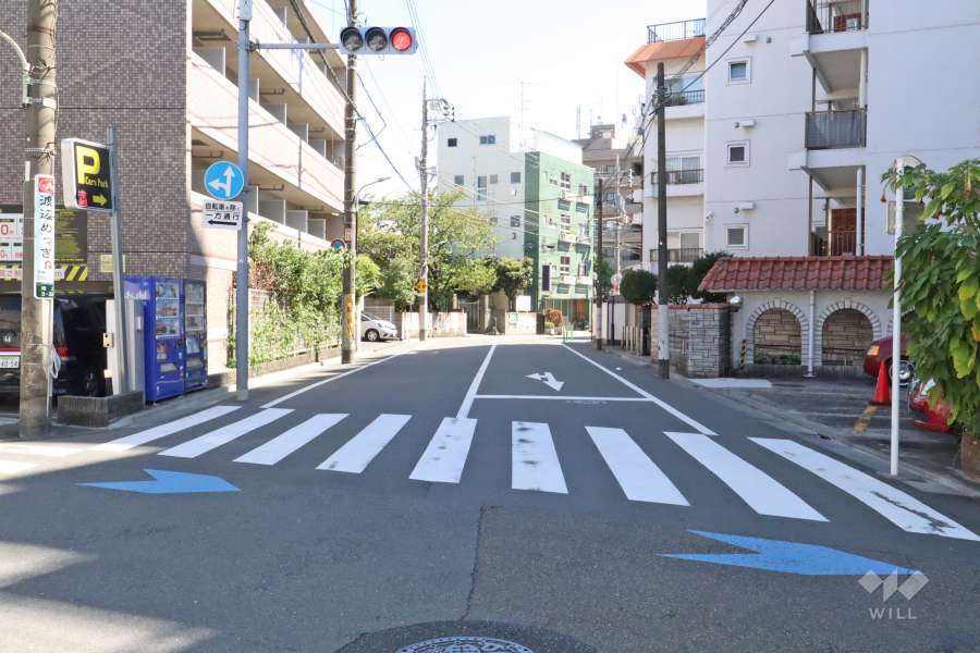 敷地東側の前面道路(北側から)