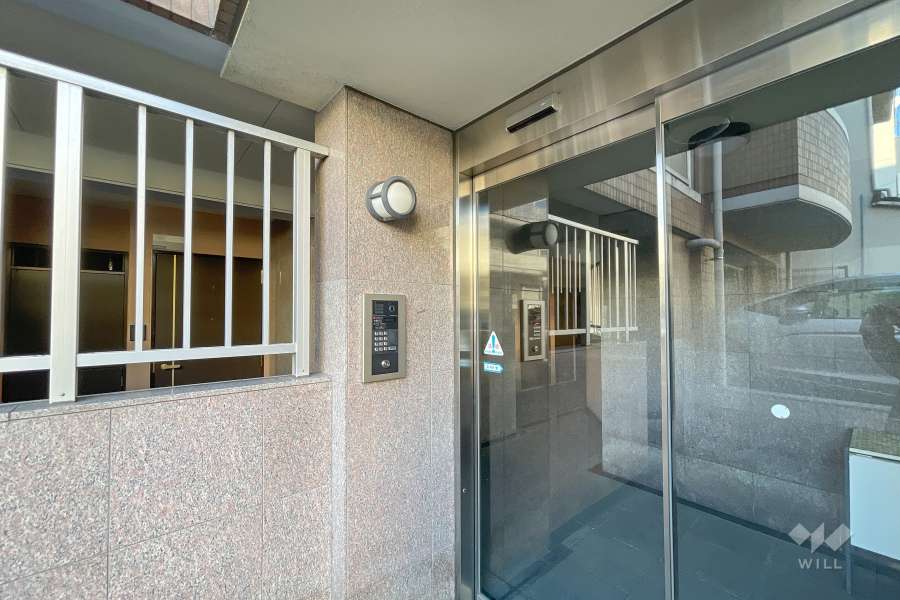 エントランスはオートロック付きです。　