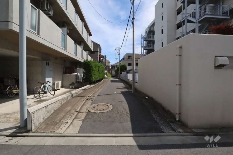 敷地北東側の前面道路(北西側から)