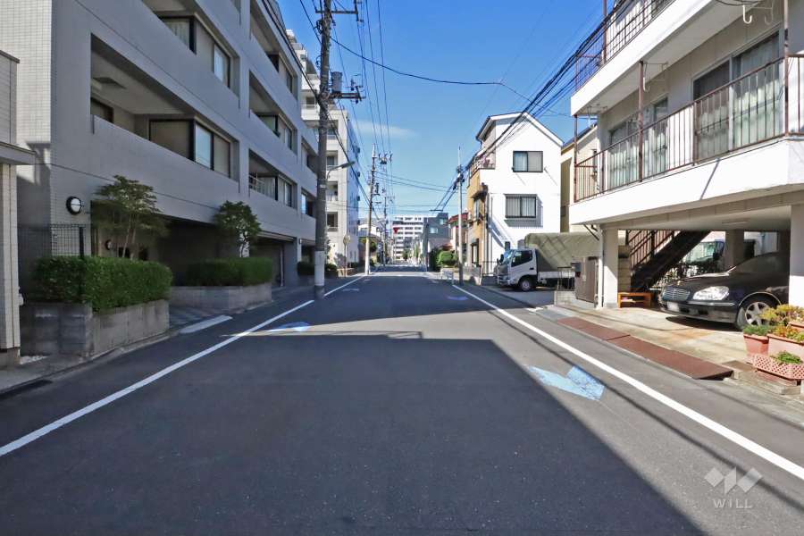 敷地東側の前面道路（南側から）