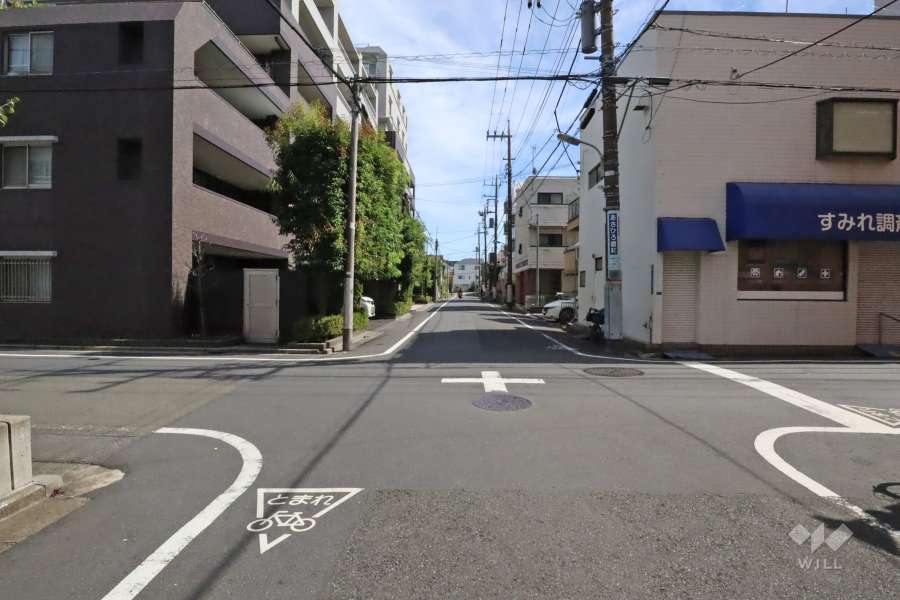 敷地西側の前面道路