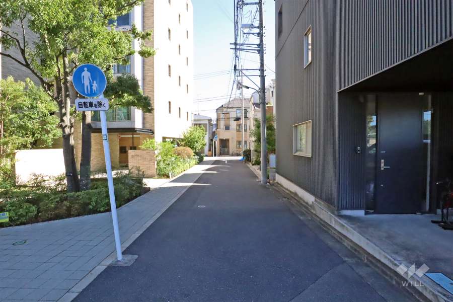 敷地西側の前面道路(南側から)