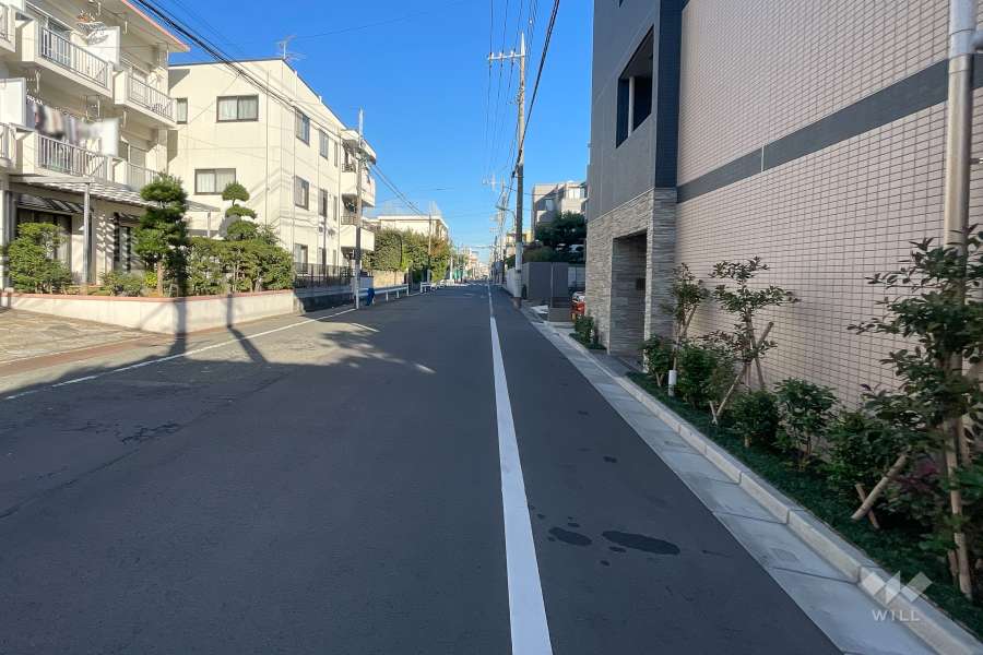 敷地北側の前面道路（西側から）