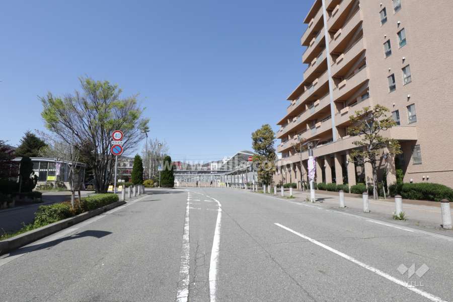 敷地西側の前面道路（駅前のロータリーに続く道）
