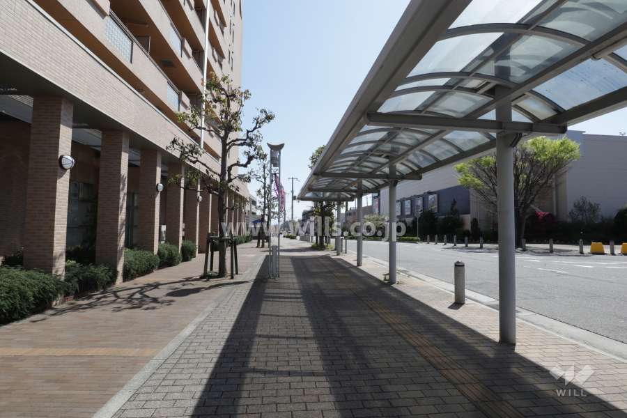 敷地西側はJR「中山寺」駅のロータリーに面しています。