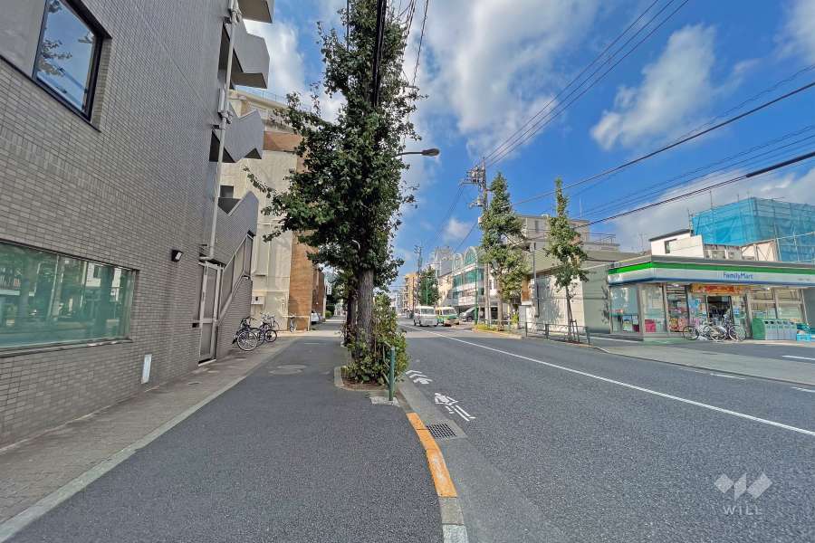 敷地北西側前面道路は池上通りです（北東側から）。