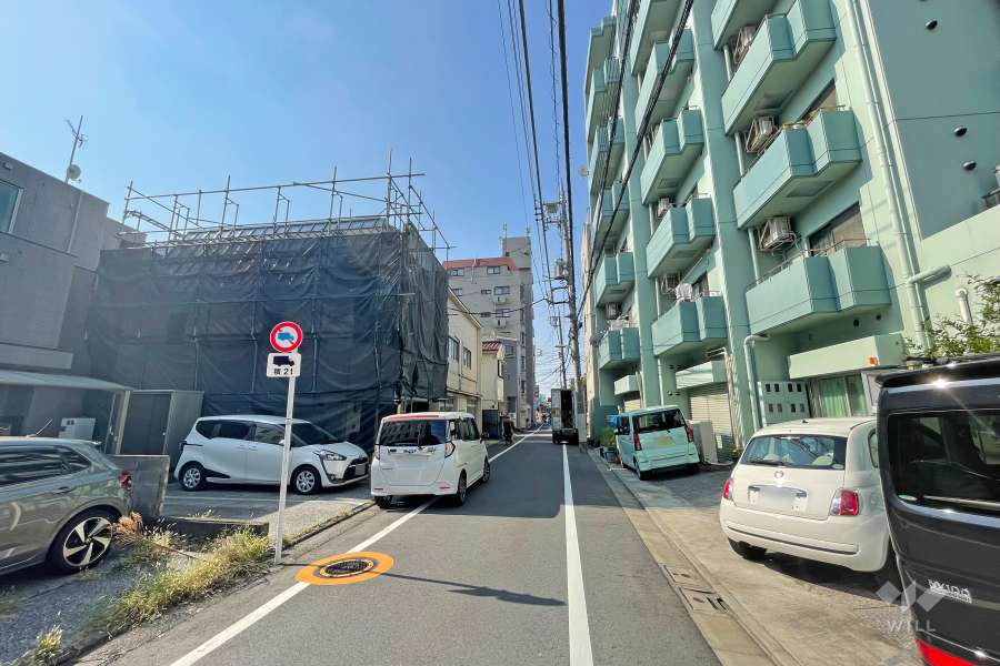 敷地南東側の前面道路（北東側から）