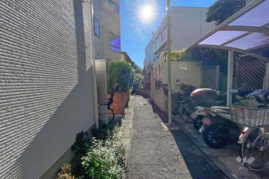 敷地北東側の前面道路（北西側から）