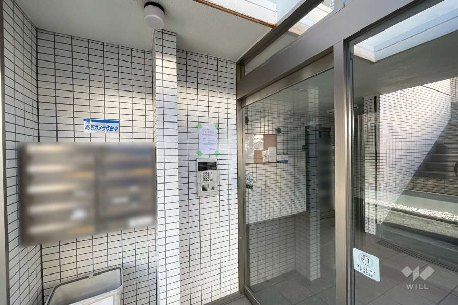 エントランスはオートロック付きです。