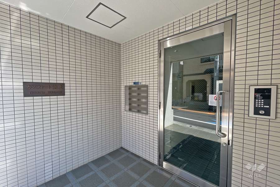 エントランスはオートロック付きです。
