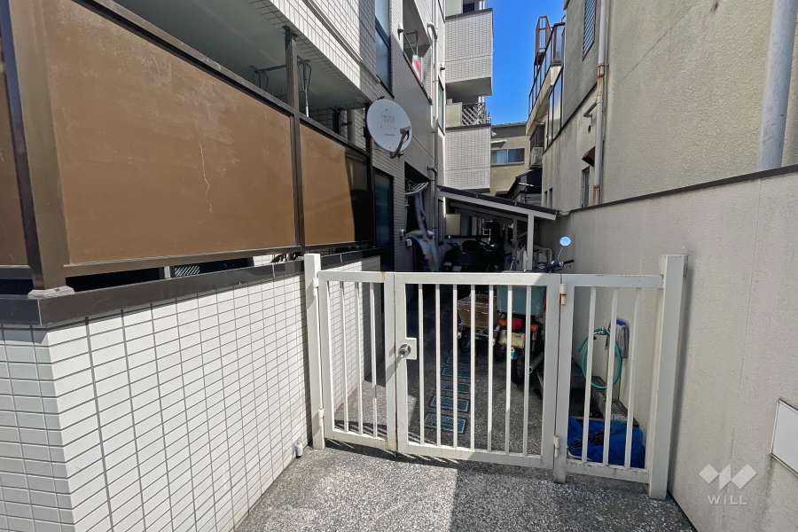 バイク置場出入口